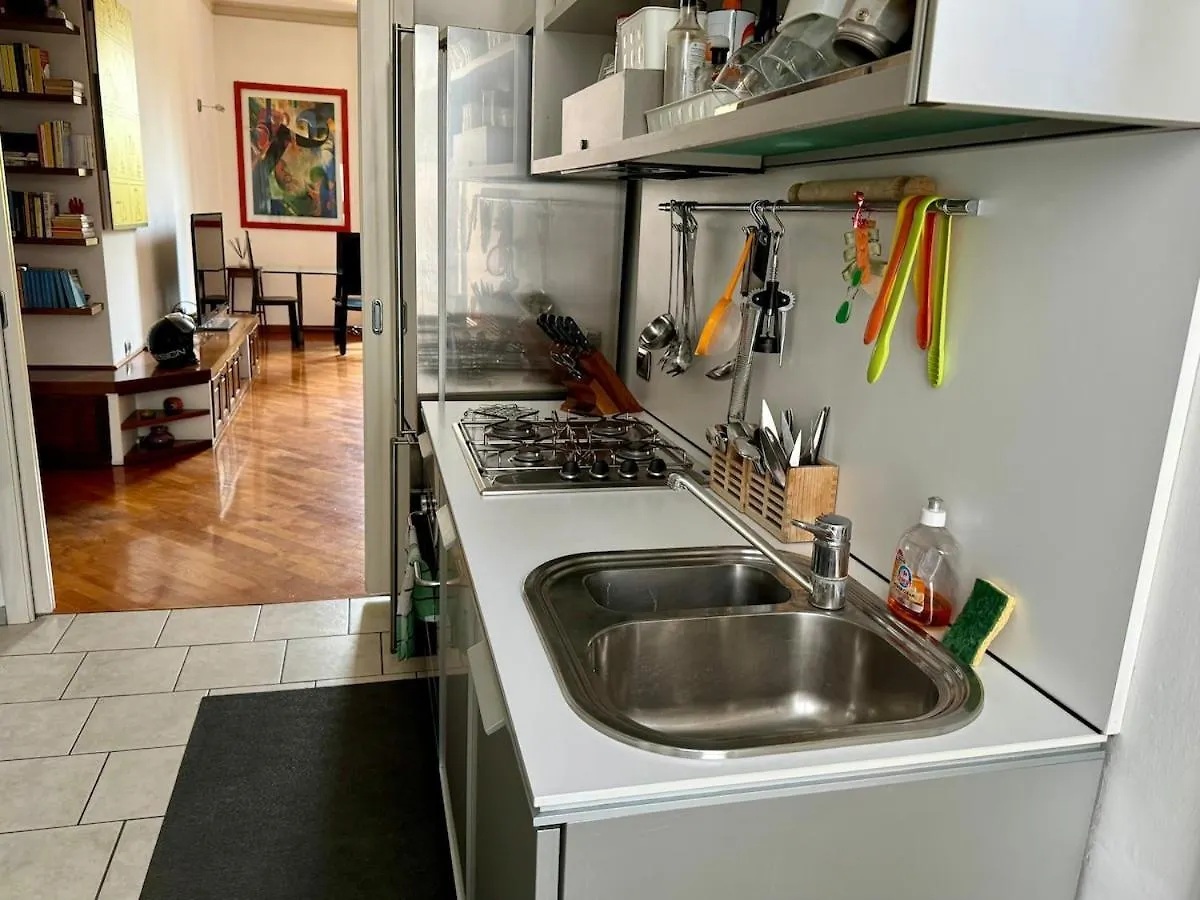 Design Apartment In City Center Milan