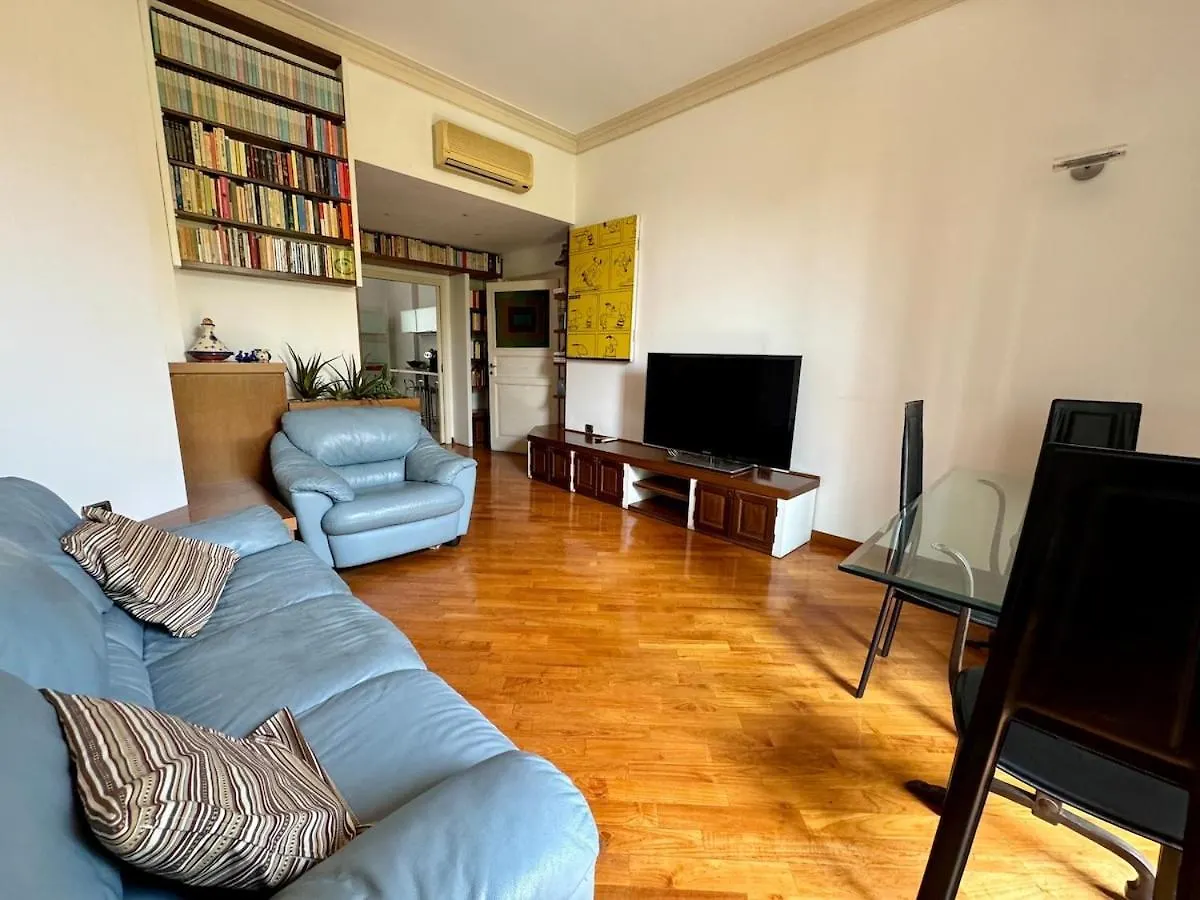 Design Apartment In City Center Milan