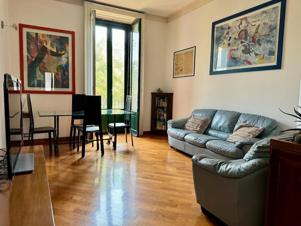 Design Apartment In City Center Milan