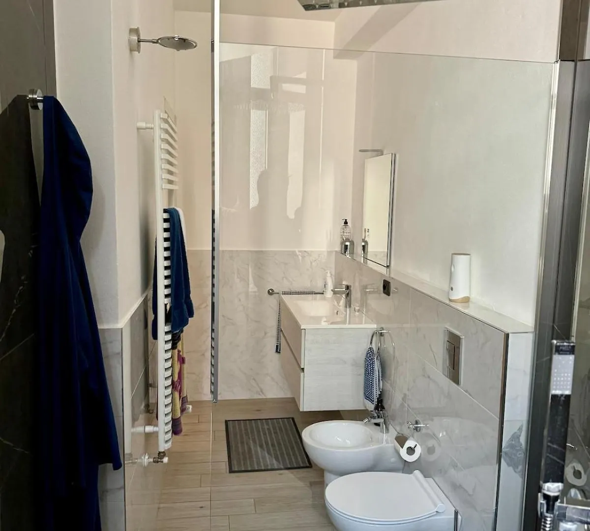 Design Apartment In City Center Милан